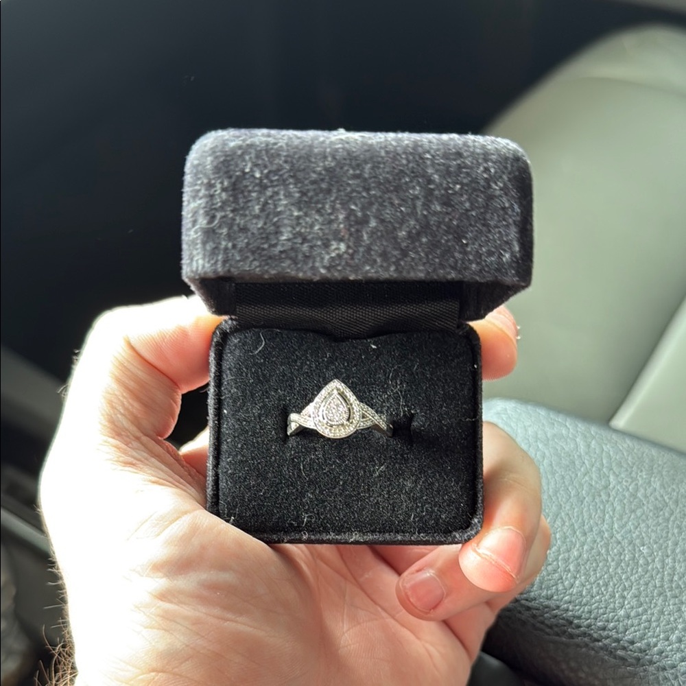 Elegant Silver Ring with Clear Gemstone